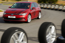 První test letních pneu pro rok 2025: Čínské „gumy” šokují svou životností, ani dvakrát dražší Evropané nemají odpověď