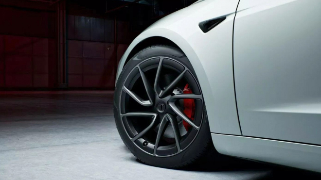 Data servisů potvrzují, že elektromobily „žerou” pneumatiky víc než jakákoli jiná auta, „přeborníkem” je Tesla