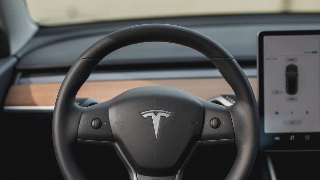 Nejlepší Tesla Model 3 na německé dálnici připomněla, jak daleko má k autům s benziny a diesely