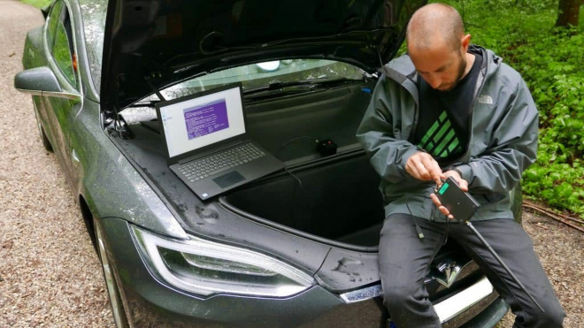 Hackeři našli levnou cestu, jak na dálku donutit Teslu Model 3 klidně i nabourat