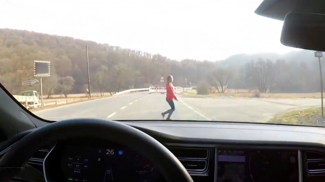 Muž zkoušel fungování automatických brzd Tesly na vlastní ženě