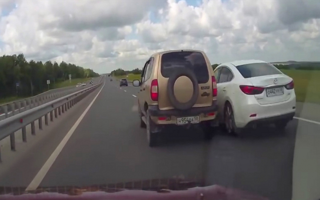 Tohle je asi nejtěsnější možný způsob, jak uniknout střetu s jiným autem (video)