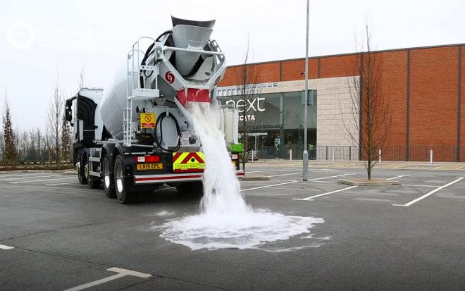 „Žravý beton” učiní přítrž kalužím na silnici, spolyká kvanta vody