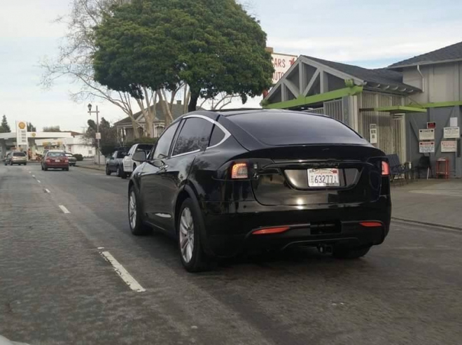 Tesla Model X: sériová verze přistižena zblízka, s lehkým maskováním