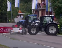 Nulové poučení z Bianchiho nehody: na finské rallye postavili šikanu z traktorů (video)