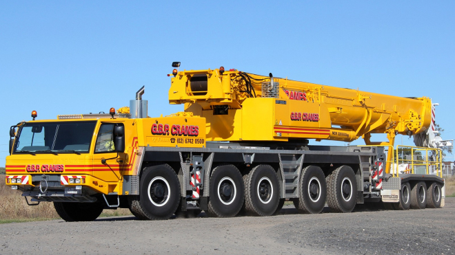 Řidič rozjel 60tunový jeřáb s dieselem 15,0 naplno na Autobahnu, všichni museli z cesty