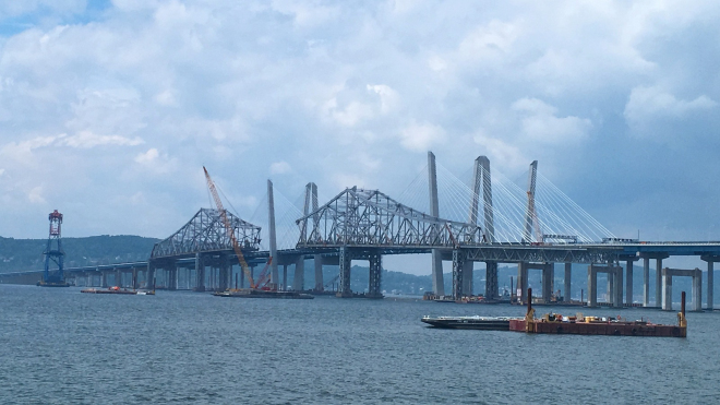 V New Yorku spektakulárně vyhodili do vzduchu silniční most přes řeku Hudson