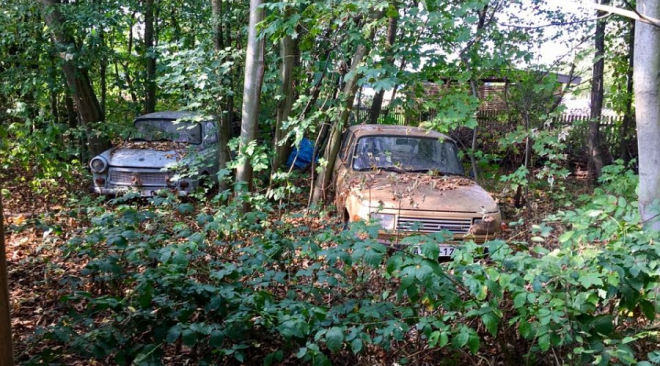 Muž nechal 26 let na zahradě stát nový Trabant a Wartburg. Jak vypadají teď?