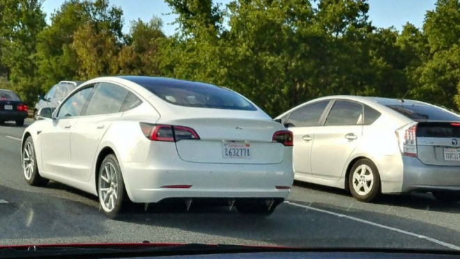 Elon Musk má zas hlavu v oblacích. Slíbil další čtyři gigatovárny, spaní za volantem