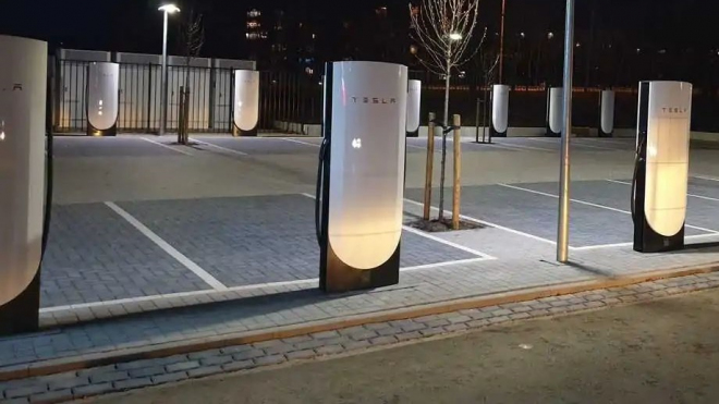 Tesla v Evropě zprovoznila první dobíječky nové generace, někdo hned nafotil, co skrývají uvnitř