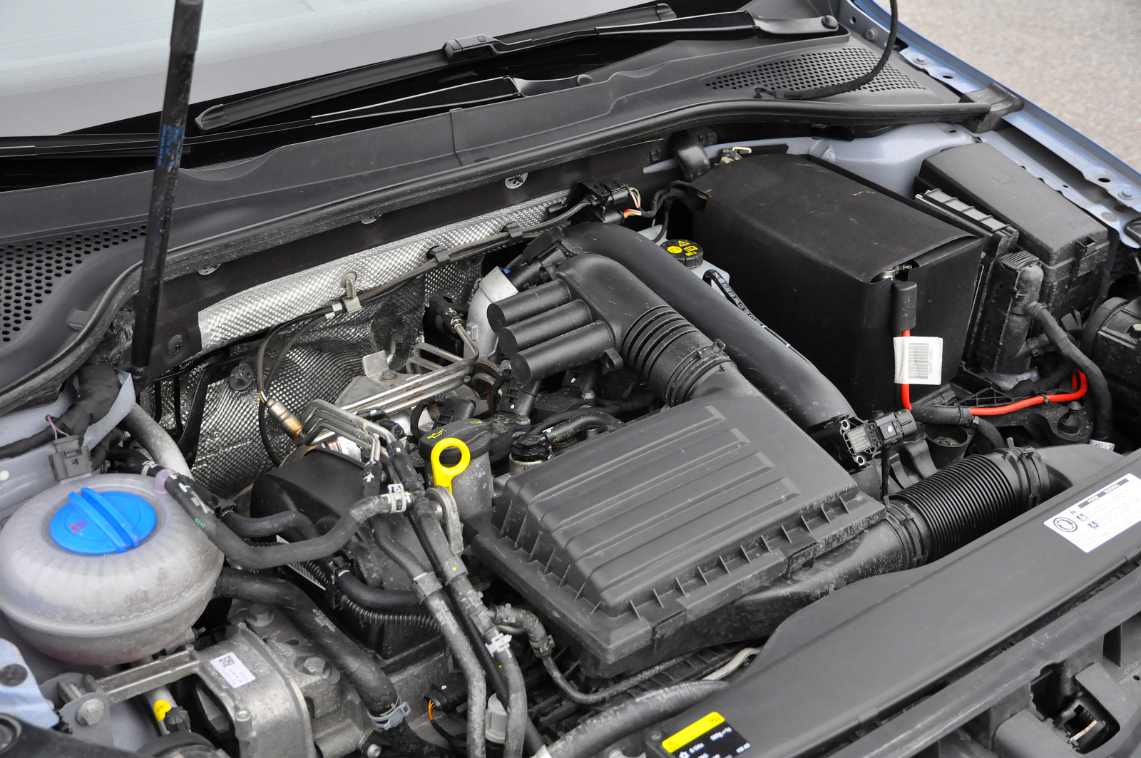 4 аккумулятор. 4 tsi. 4 аккумулятор. Volkswagen jetta подкапот. Акб vw jetta 6.