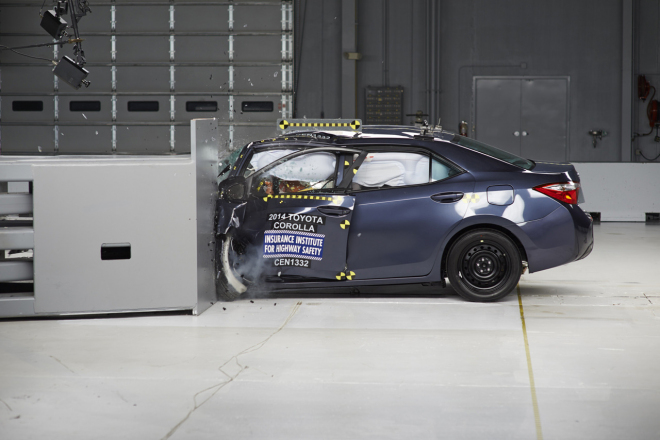 Toyota Corolla 2014 selhlala v novém crash testu IIHS, rok po jeho zavedení