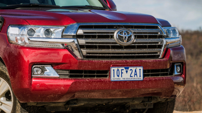 Řidič off-roadu Toyoty při honičce zmizel policii vskutku svérázným způsobem, vzal to obchodním centrem