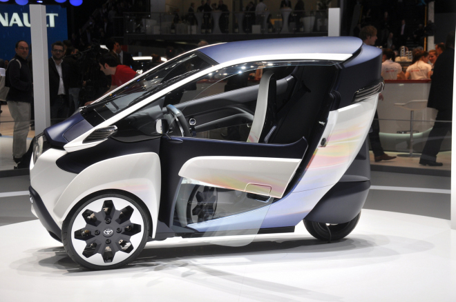 Toyota i-Road představena, v zatáčkách zaklekává na vnitřní přední