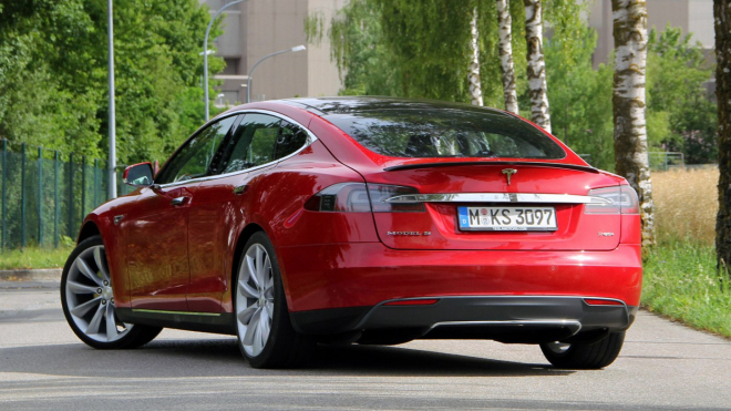 Osmiletá Tesla se 156 tisíci km ukazuje, jak to dopadá s „ekologičností” elektromobilů