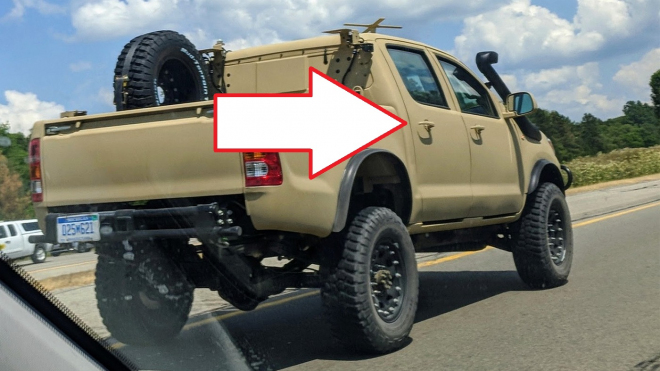 Podívejte se, jak vtipně řešené kliky dveří má armádní verze tohoto off-roadu
