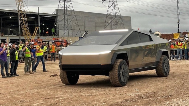 Musk se vydal osobně obhlédnout stavbu nové gigatovárny Tesly, přijel Cybertruckem