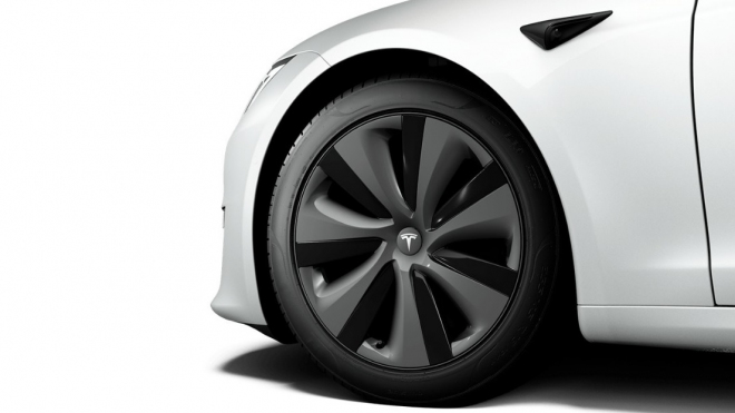 Vrcholná Tesla Model S opět selhala, její slabé brzdy tentokrát začaly hořet