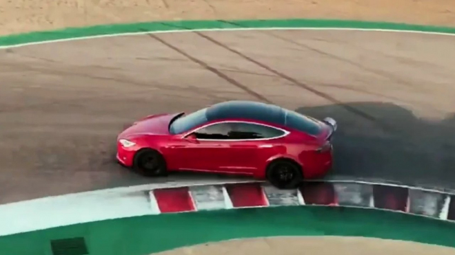 Tesla na svém bateriovém dnu neřekla nic převratného, tak vytáhla nejrychlejší auto světa
