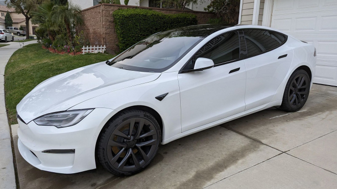 Aukce ukázala, jak krutě málo zbývá v rukou majitelům Tesel původně za 3,2 milionu už po 3 letech, Ferrari by je vyšlo levněji