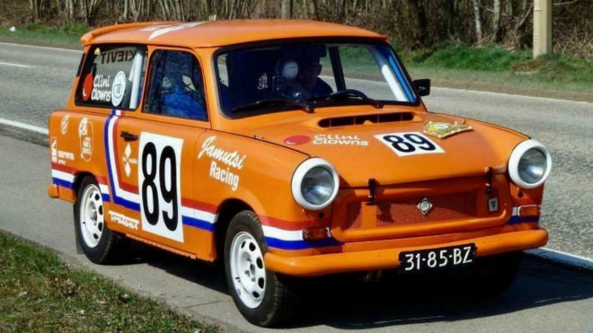 K mání je závodní Trabant, komunistická legenda pro závody v rallye je dnes překvapivě levná