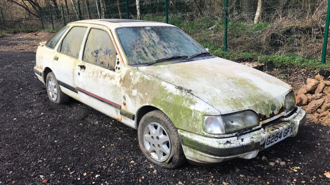 Fascinují vás zajímavá auta objevená ve stodolách? Tato tři nestojí majlant