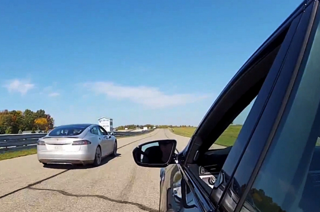Elektrická onanie: Tesla Model S poráží ve sprintu BMW M5 F10 (video)