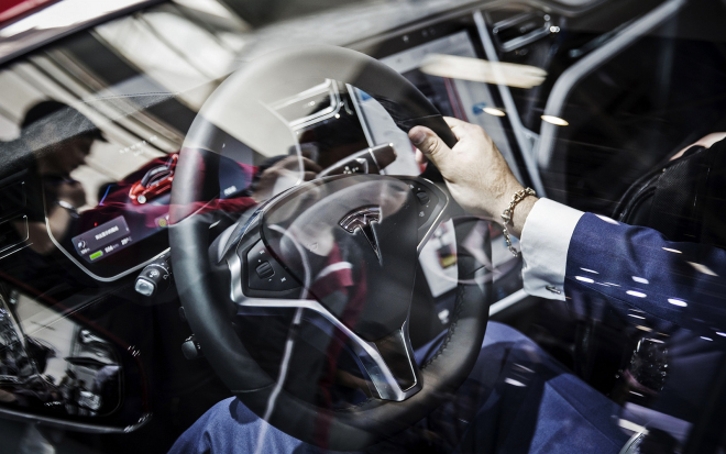 Autopilot Tesly lze zmást a donutit ho havarovat. Není to však jednoduché