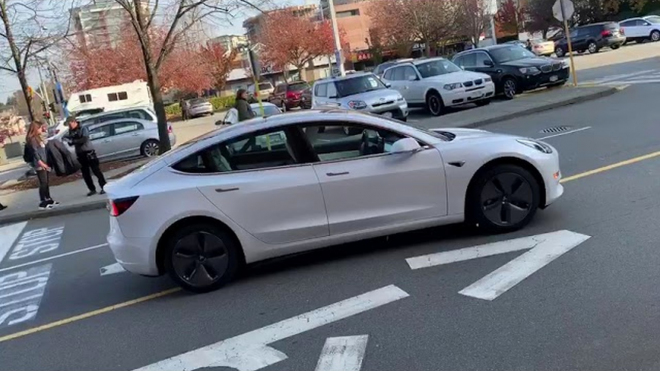 Tesla v režimu Smart Summon opět dokázala, že toto v provozu nemá co dělat