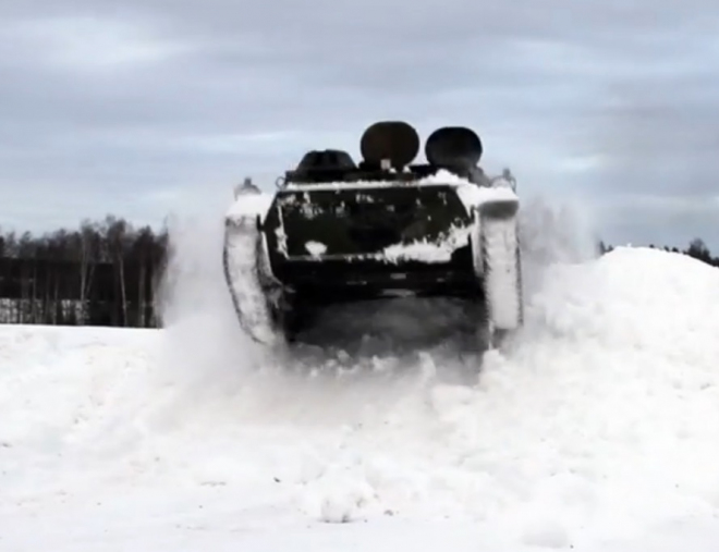 Už nevíte, co za auto? Kupte si pásový obrněný transportér, není drahý (video)