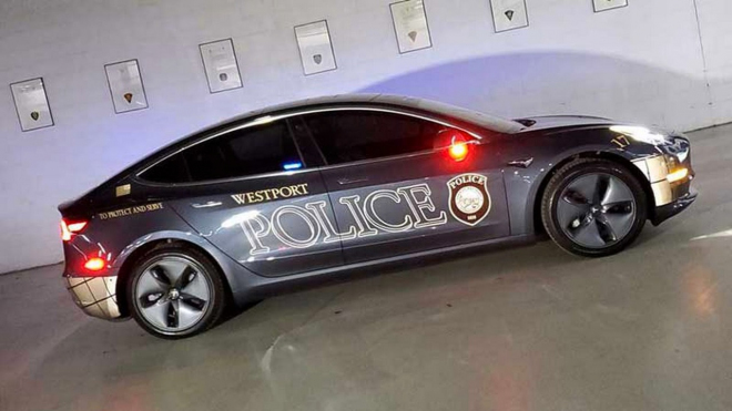 Tesla speciálně upravila Teslu pro policii. Ta ušetří a ještě na sebe neupozorňuje