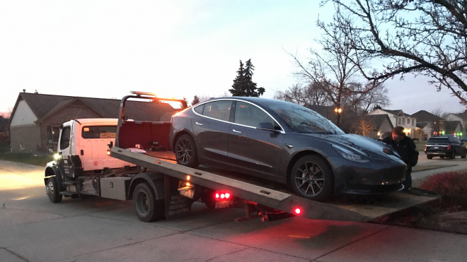 Tesla Model 3 v dlouhodobém testu katastrofálně selhala během parkování