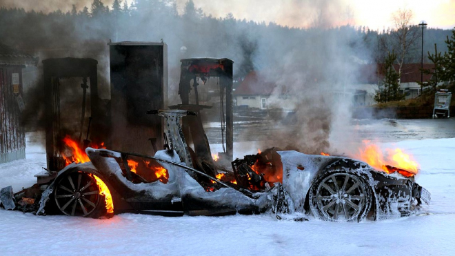 Tesla měla roky vědomě prodávat auta s problematickými bateriemi, kvůli tomu hořela