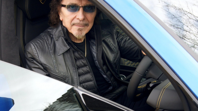 Legendární muzikant ukázal své nové auto, prý to byla láska na první pohled