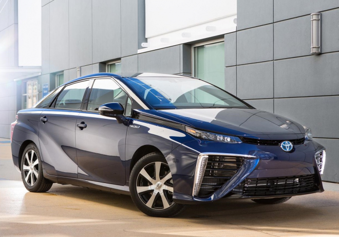 Toyota Mirai je venku, na jednu vodíkovou nádrž zvládne 483 elektrických km