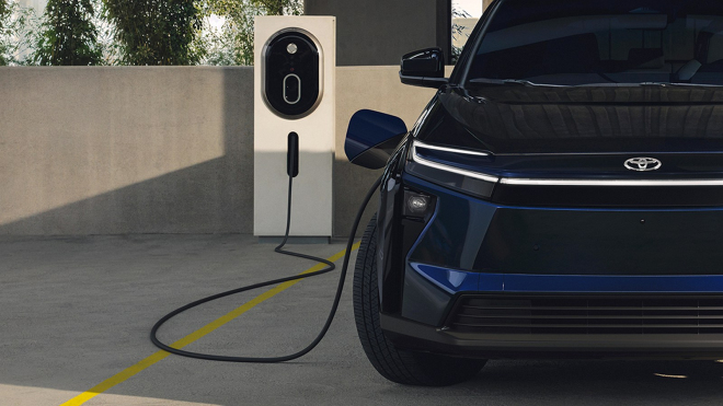 Toyota znovu změnila svůj názor na elektromobily, varuje před tím, co přijde příští rok