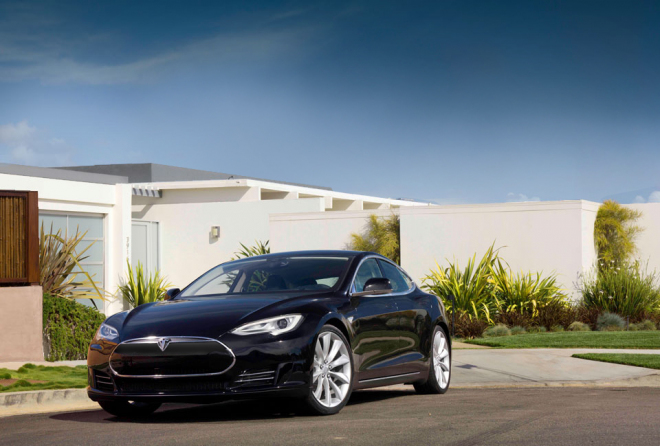 Tesla doručila za první kvartál 2015 rekordní počet aut, prodat mohla jiný