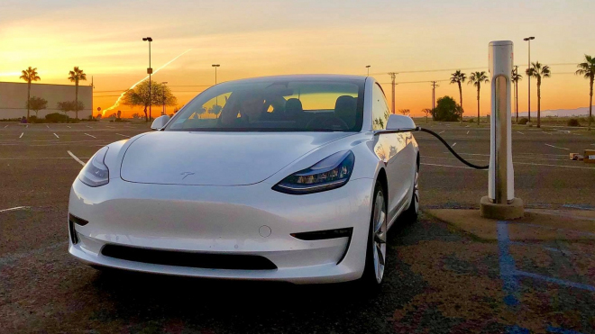 Majitel Tesly Model 3 odhalil její skutečnou spotřebu a tím i další potíž elektromobilů