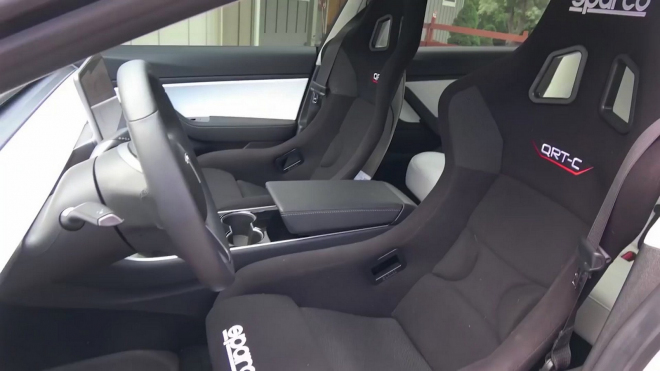 Tesla Model 3 po úpravě skoro překonala kdysi nejrychlejší auto světa, zvládá okruh