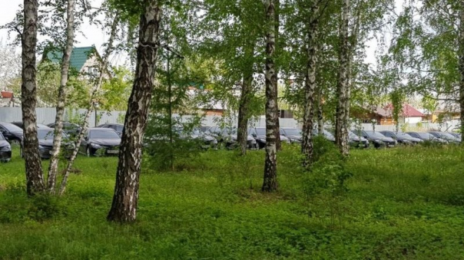 Rusové nechávají měsíce hnít v parku flotilu 25 nových, reprezentativních sedanů