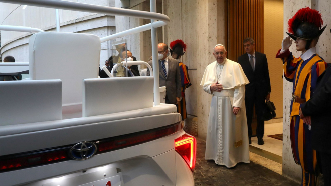 Papež František ukázal své nové auto, žádný krasavec to skutečně není