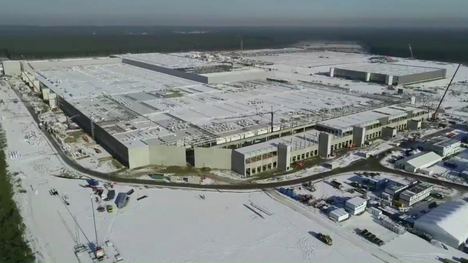 Stavba německé továrny Tesly se zasekla, dokončení v termínu je nereálné, říkají Němci