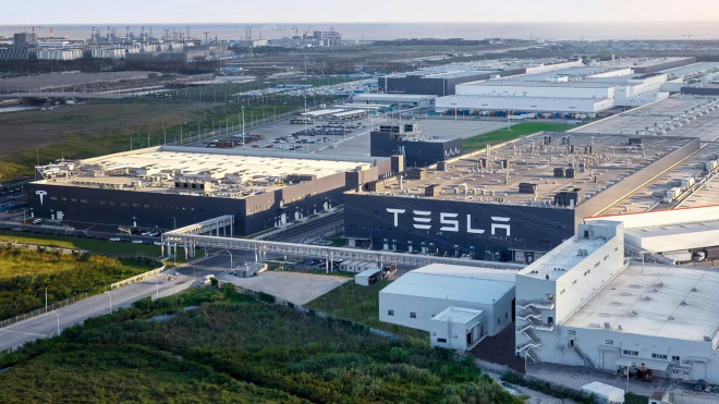 Tesla vyhodila i neuvěřitelně oddané zaměstnance, jeden z nich dokonce spal na parkovišti a myl se v práci, aby jí dal maximum