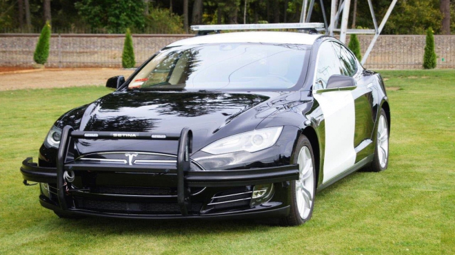 Policejní Tesla Model S totálně selhala při pronásledování podezřelého