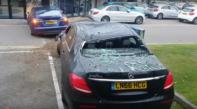 Tesla Model S dokázala i vzlétnout, přistála na střeše Mercedesu (+ video)