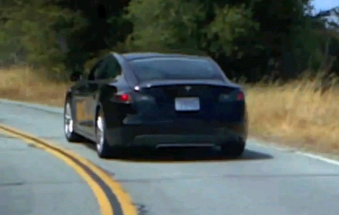 Tesla Model S: velká električka přistižena při testech (video)