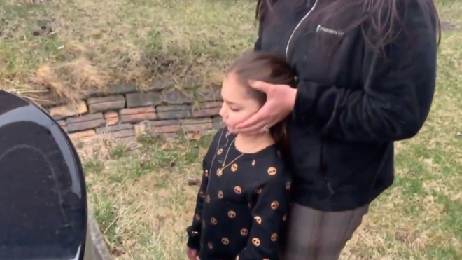 Fanoušek Tesly použil Model S k vytržení zubu své dcery, matka držela hlavu