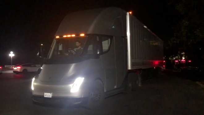 Takhle to vypadá, když vás na dálnici předjíždí revoluční tahač Tesly