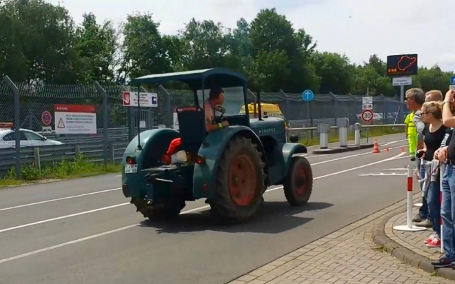 Muž chtěl vjet na Nordschleife s traktorem, odvezli ho sanitkou (foto, videa)