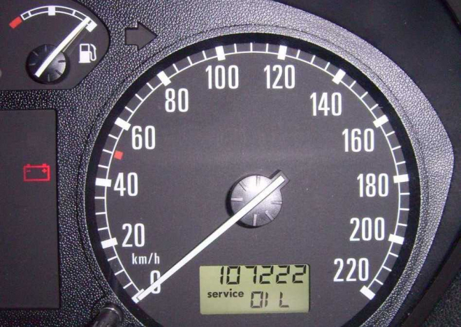 A pak že to nejde. Dva Britové jdou „sedět” za stáčení tachometrů, i o více než 300 tisíc km